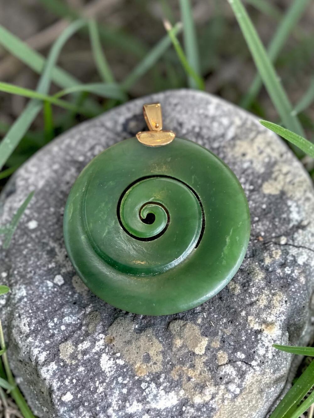 Vintage 14k gold pounamu spiral pendant carved disc swirl motif - Picture 2 of 5